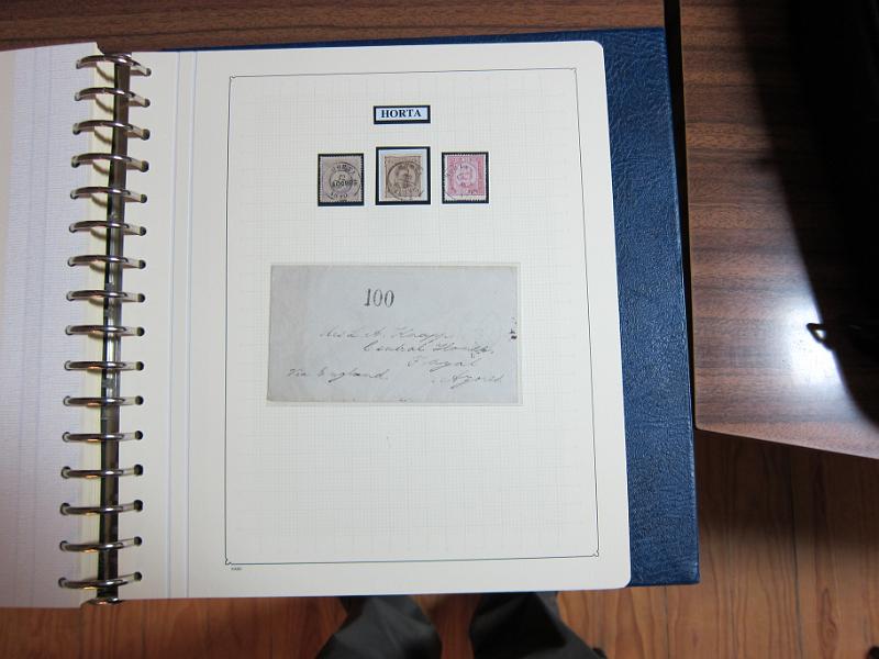 0019 (247).JPG -     Lote:    19      Marcofilia      Lotes Especiais       Descrição:         Portugal. Colecção especializada de carimbos de duplo círculo, tipo 1852, montada em 4 álbuns Lindner, com selos de diversas emissões e cartas, com estudo minucioso de cada marca. Lote a ver.         Lote       Valor Base:     &euro; 2.500,00     Valor Venda:     Retirado     